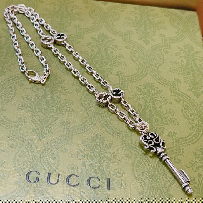 G*u*i necklaces